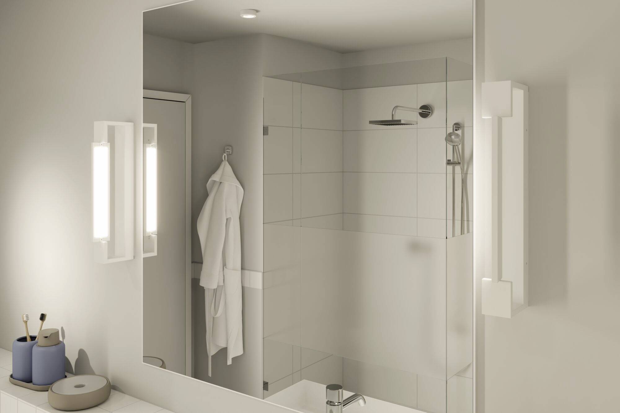 Badezimmerspiegel mit integrierten Lampen reflektiert eine moderne Dusche mit Regendusche und Handtuch an einem Haken.