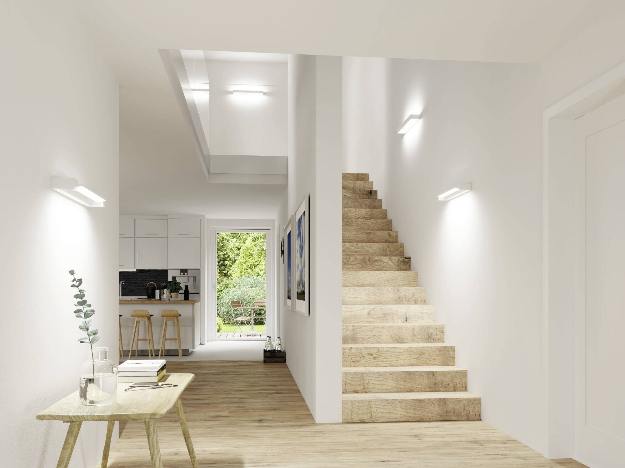 Helles Wohnzimmer mit Holztreppe, Tisch mit Deko vorn. Küche und Garten im Hintergrund sichtbar. Minimalistischer Einrichtungsstil.