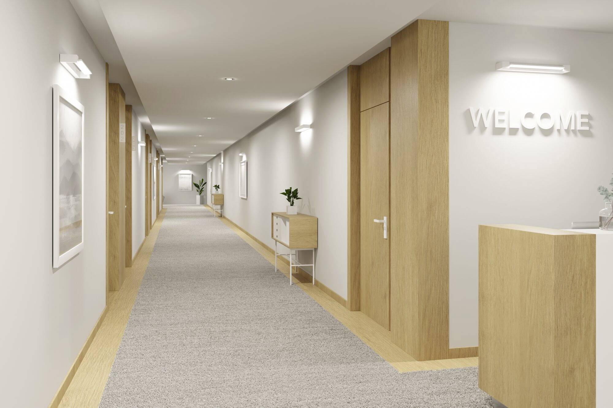 Langer heller Flur mit Holzelementen und Teppichboden. An einer Wand hängt der Schriftzug 'WELCOME'.