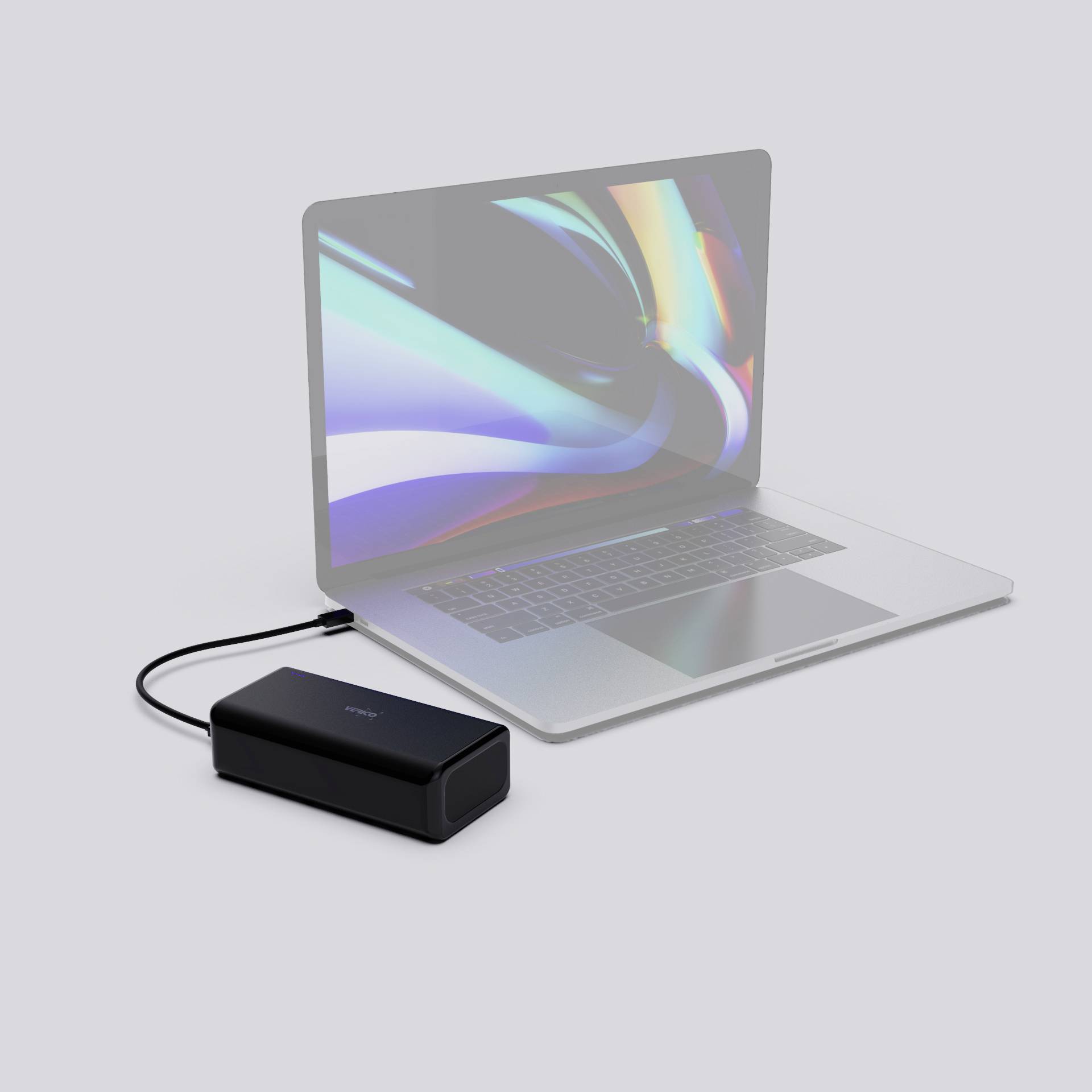 Ein Laptop steht offen mit buntem Bildschirm, angeschlossen an ein externes Gerät über ein Kabel, möglicherweise zur Stromversorgung.