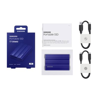 Samsung Portable SSD T7 Shield in Blau mit 1TB Speicherkapazität. Verpackung, Laufwerk, Installationsanleitung und zwei USB-Kabel.
