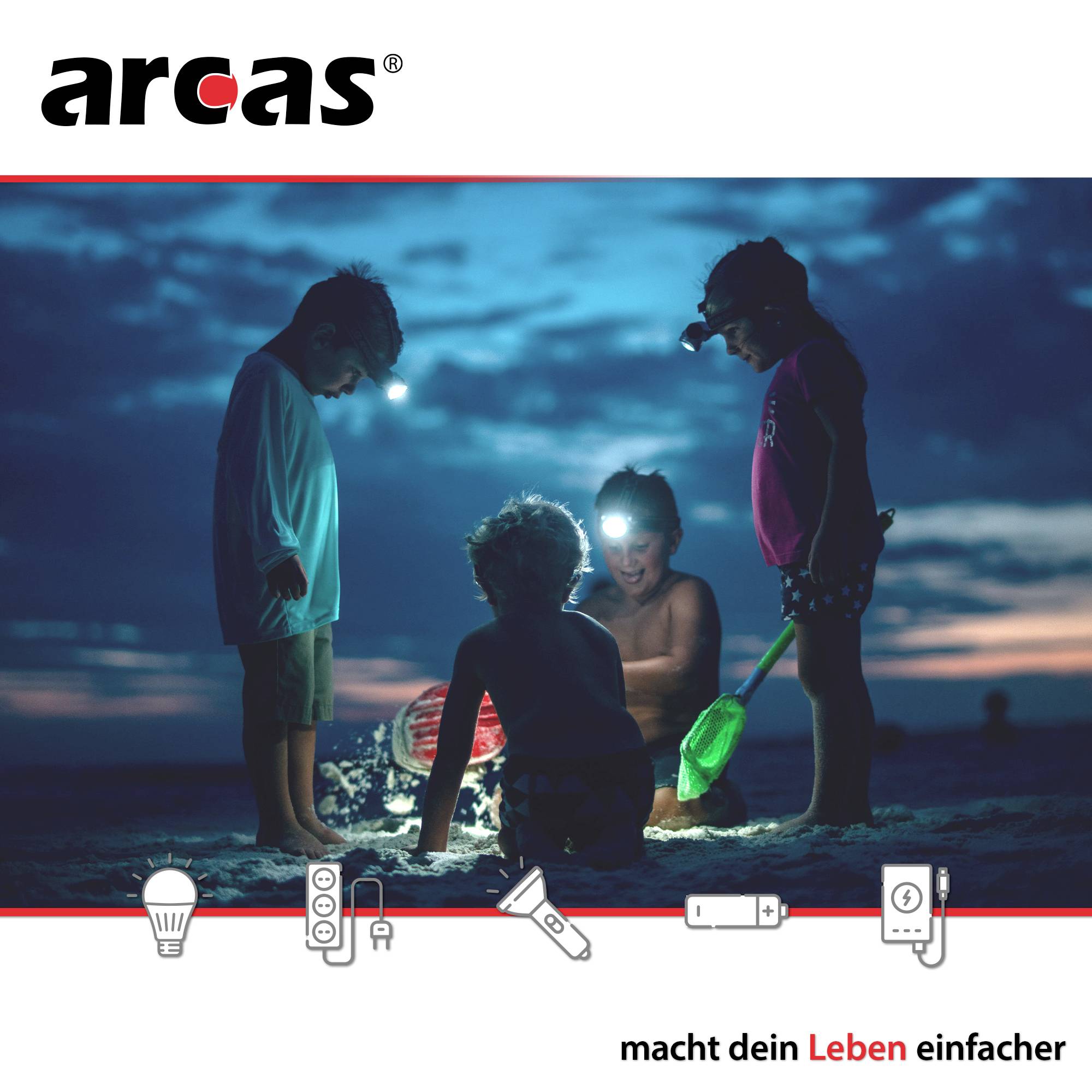 'Drei Kinder spielen mit Taschenlampen am Strand bei Dämmerung. Der Slogan 'macht dein Leben einfacher' ist unten zu sehen.'