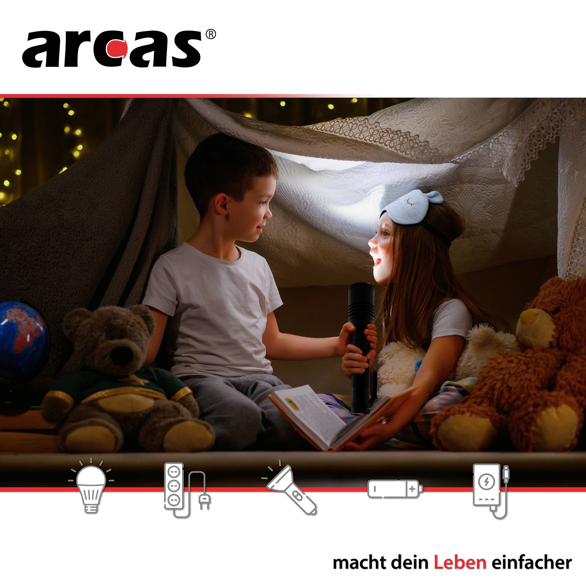 Zwei Kinder spielen mit einer Taschenlampe in einer gemütlichen Deckenhöhle, umgeben von Kuscheltieren. Markenname 'arcas', Slogan 'macht dein Leben einfacher' unten.