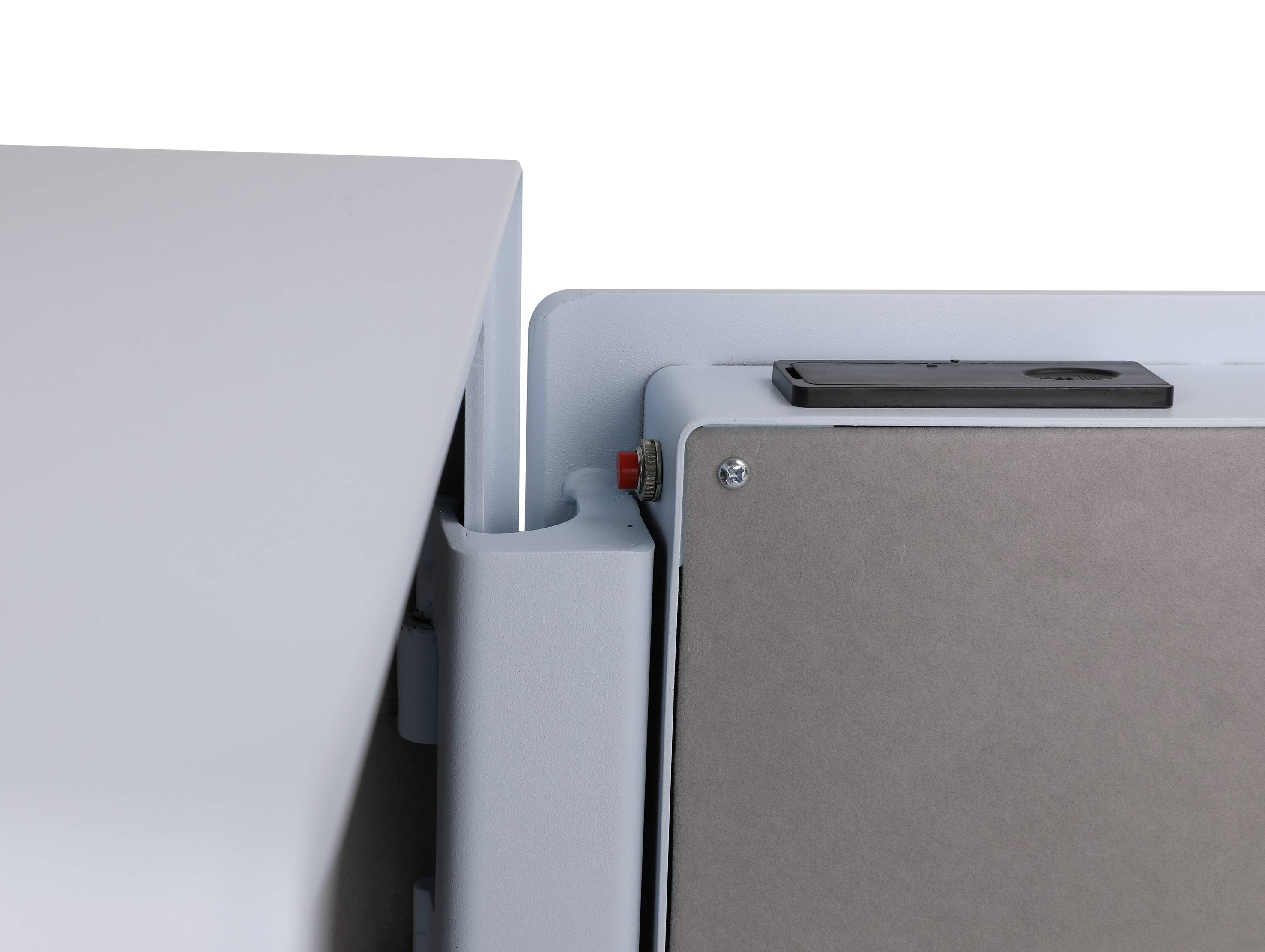 Ein mechanisches Schließsystem eines Schranks ist geöffnet, zeigt die Einrastmechanik mit Stahlfeder und Scharniersystem.