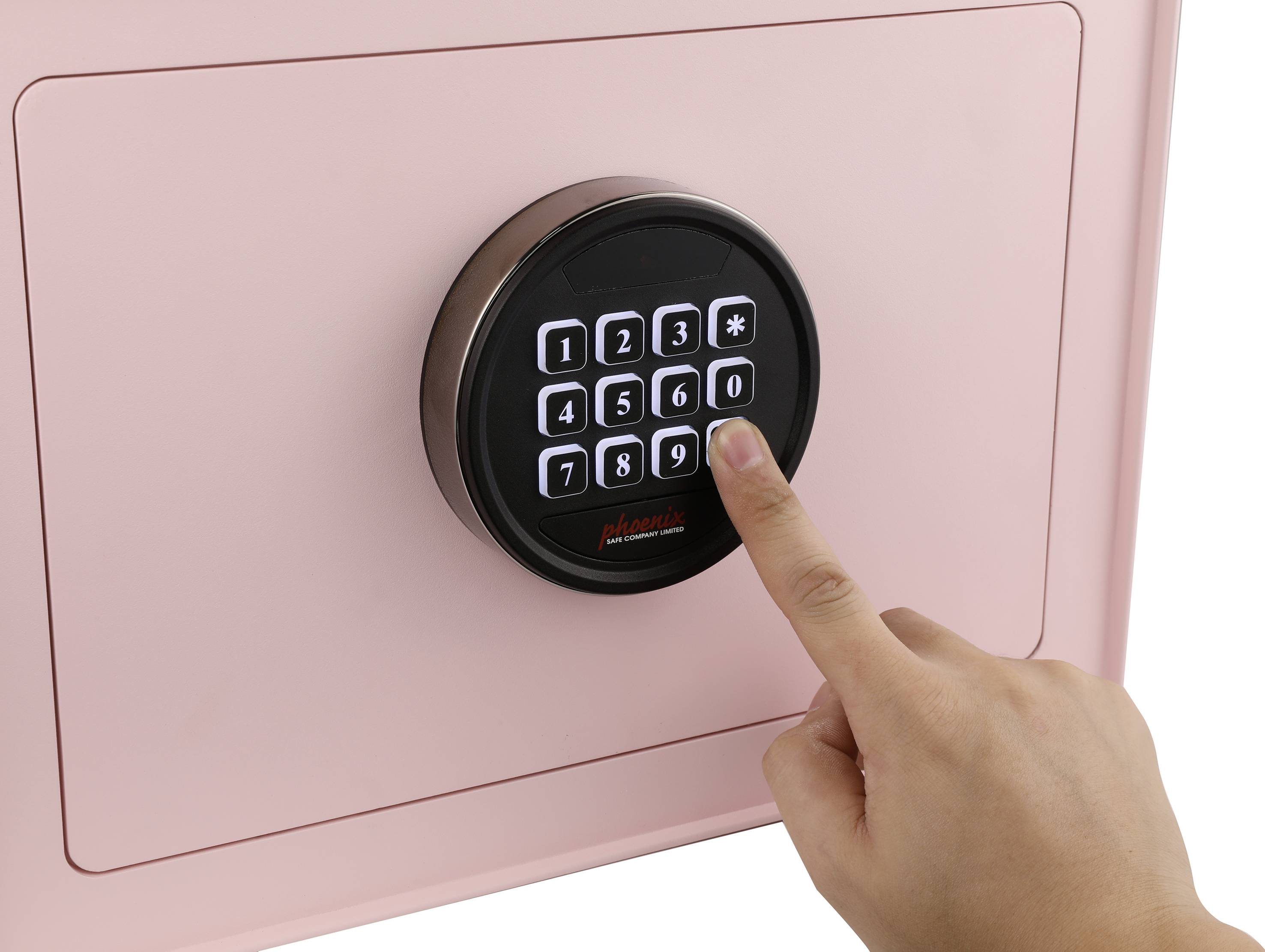 'Eine Hand gibt eine Zahl auf einem elektronischen Tastenfeld an einem rosa Safe ein.'