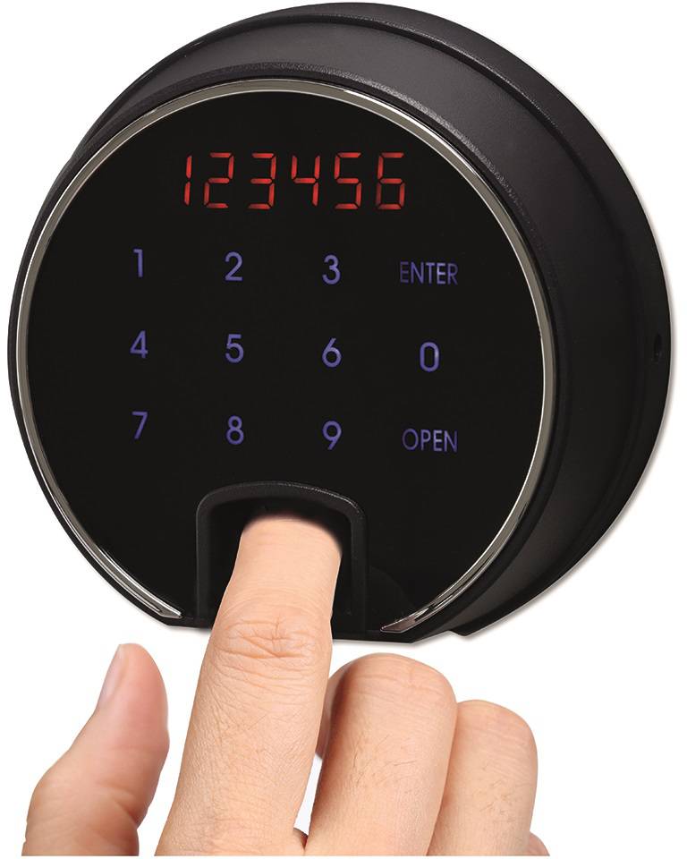 Eine Person legt den Finger auf ein digitales Schloss mit einem Tastenfeld. Eine rote Ziffernanzeige zeigt '123456'.