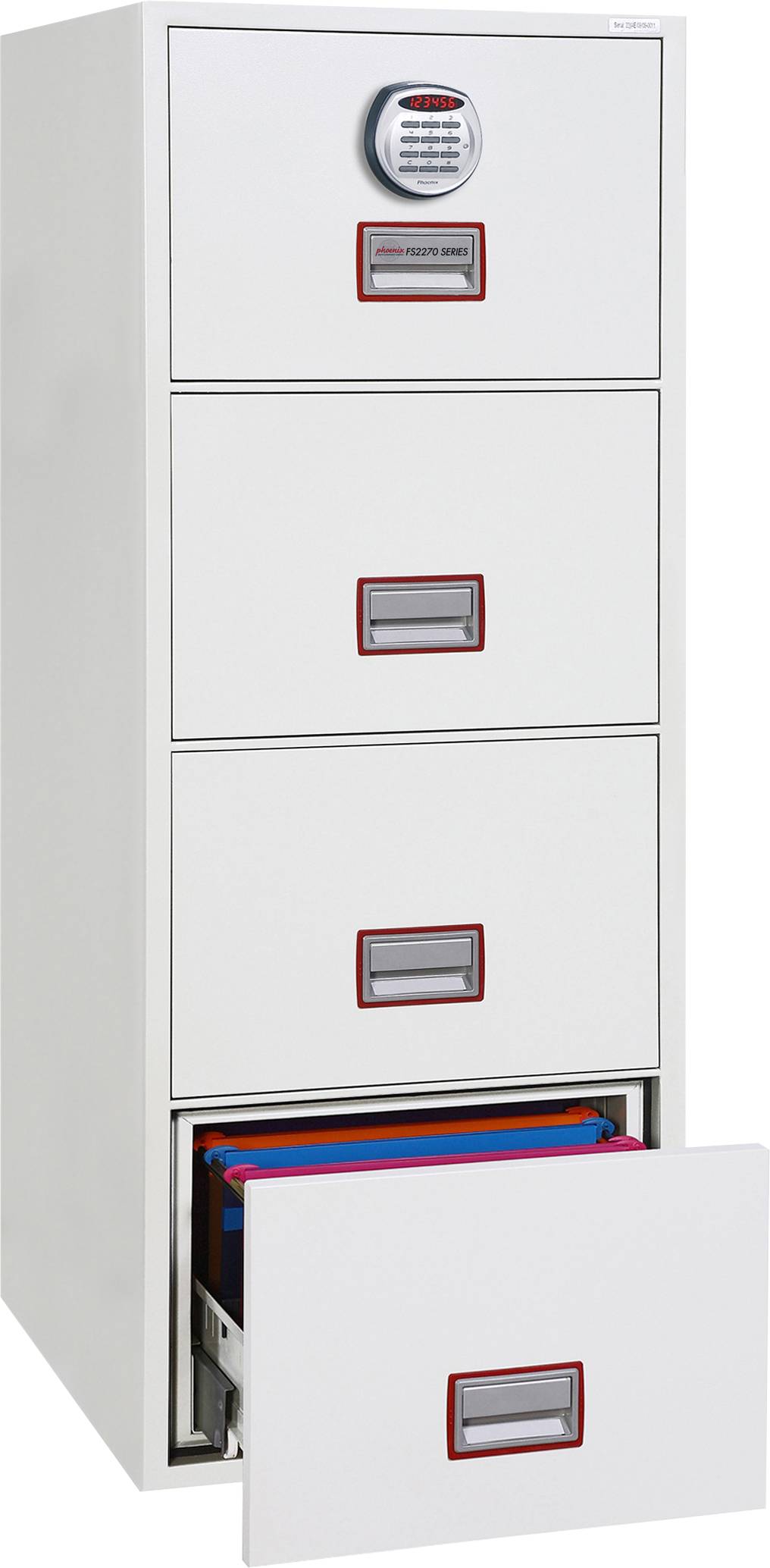 Ein weißer Aktenschrank mit vier Schubladen, die obere Schublade hat ein Zahlenschloss, die unterste ist geöffnet und enthält bunte Ordner.