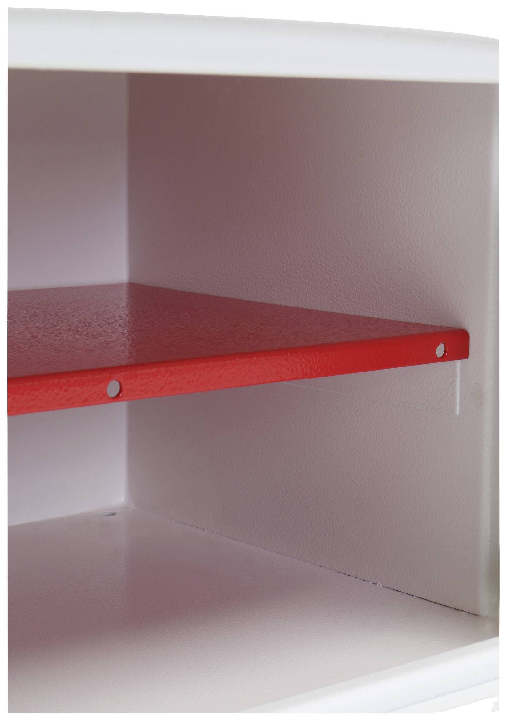 Rotes Regalbrett in einem weißen Schrank, ohne Gegenstände darauf.