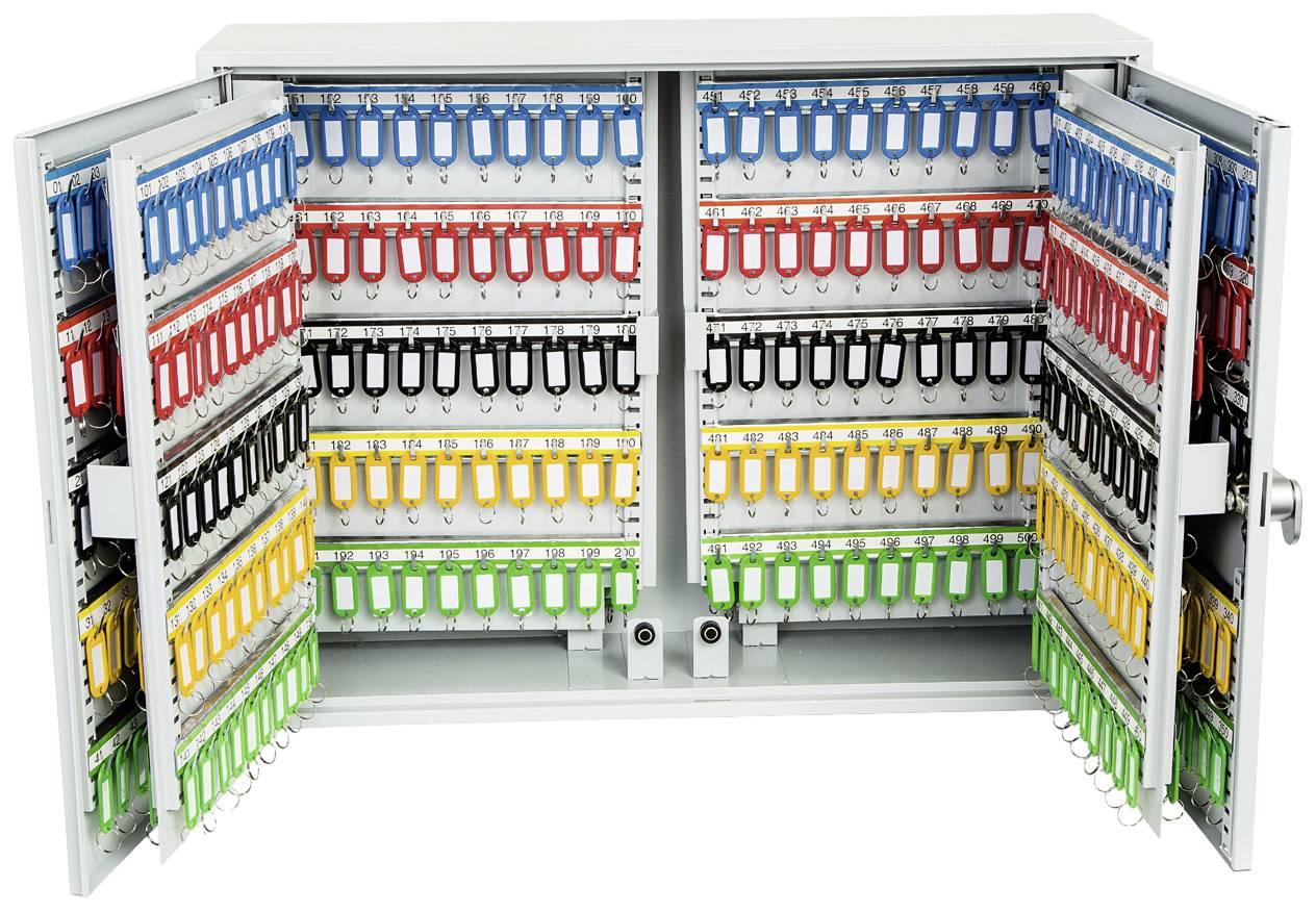 Ein geöffneter Schlüsselkasten mit mehreren Reihen farbiger Haken, die nummerierte Schlüsselanhänger in Blau, Rot, Grün und Gelb halten.