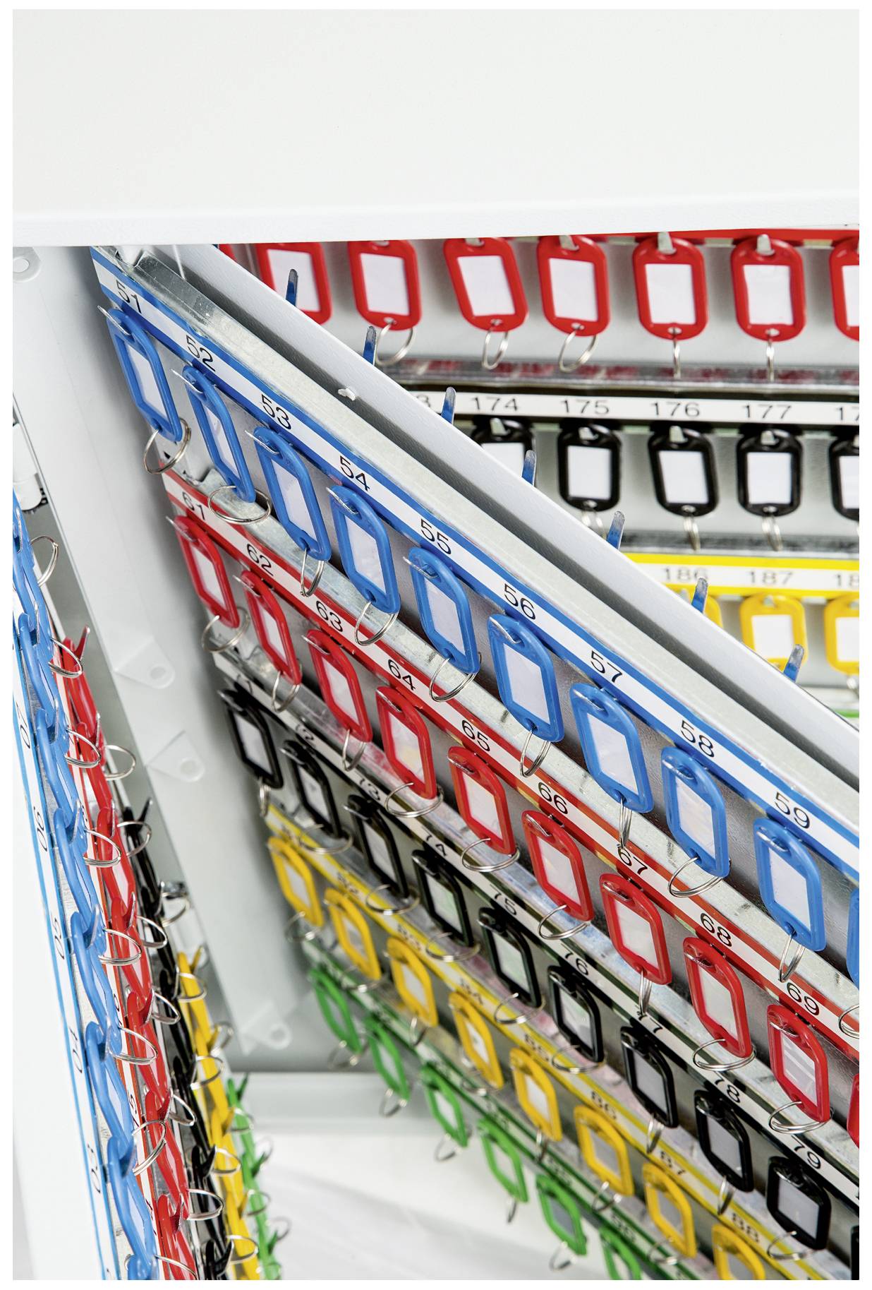 Farbig markierte Schlüsselanhänger, geordnet in Reihen innerhalb eines Schlüsselkastens, um effiziente Organisation zu ermöglichen.