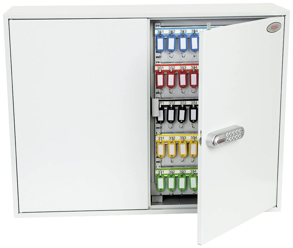 Ein geöffneter Schlüsselkasten mit Zahlenschloss zeigt farbige Schlüsselanhänger an Haken.