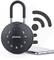 Schwarzes Zahlenschloss mit digitalem Display und Bluetooth-Symbol im Hintergrund, neben einem Smartphone liegend.