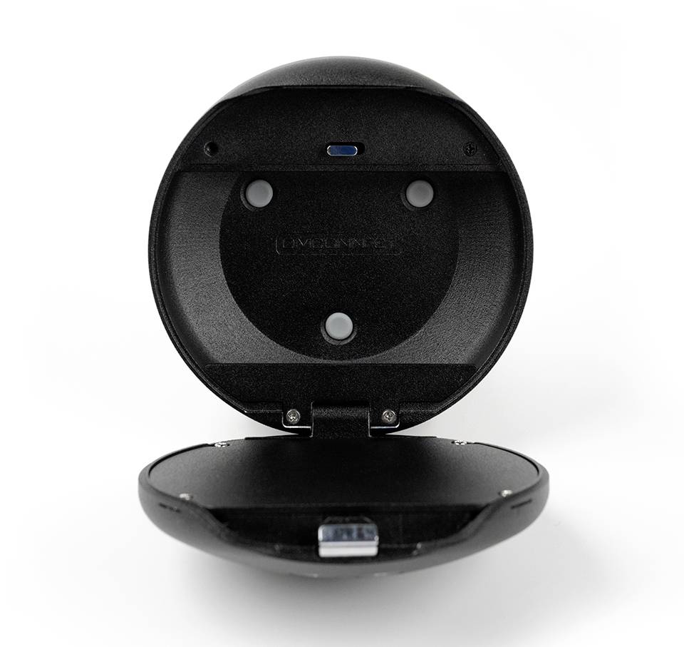 Ein runder, offener Etui mit einem kleinen Fach im Deckel, vermutlich für ein technisches Gerät oder Zubehör.