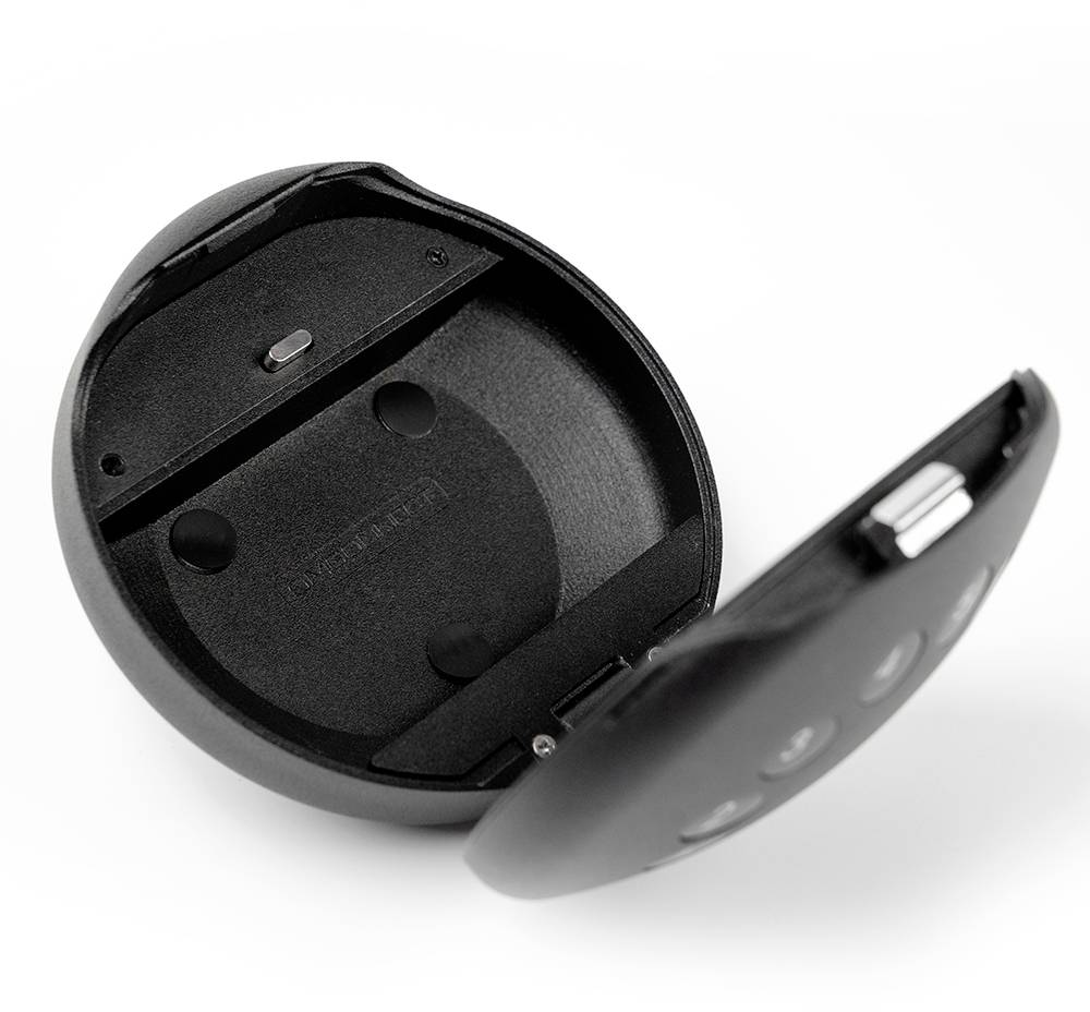 Geöffnete schwarze Etui-Hülle mit Steckplätzen für zwei Hörgerätebatterien.