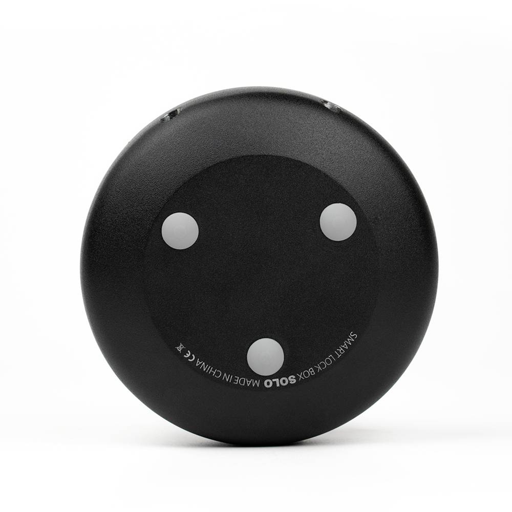 Schwarzer, runder Lautsprecher mit drei silbernen Tasten, Aufschrift 'S SMART DOT'.