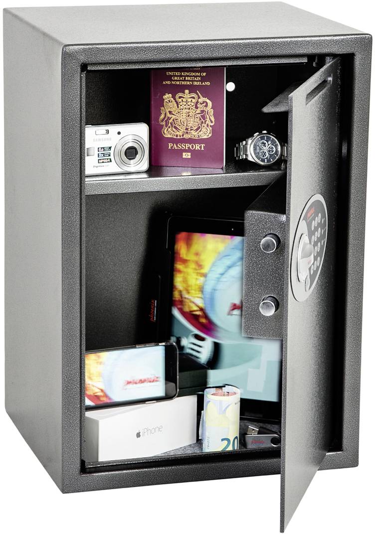 Ein geöffneter Tresor zeigt einen Reisepass, eine Kamera, eine Uhr, ein Tablet, ein Smartphone und Geld.