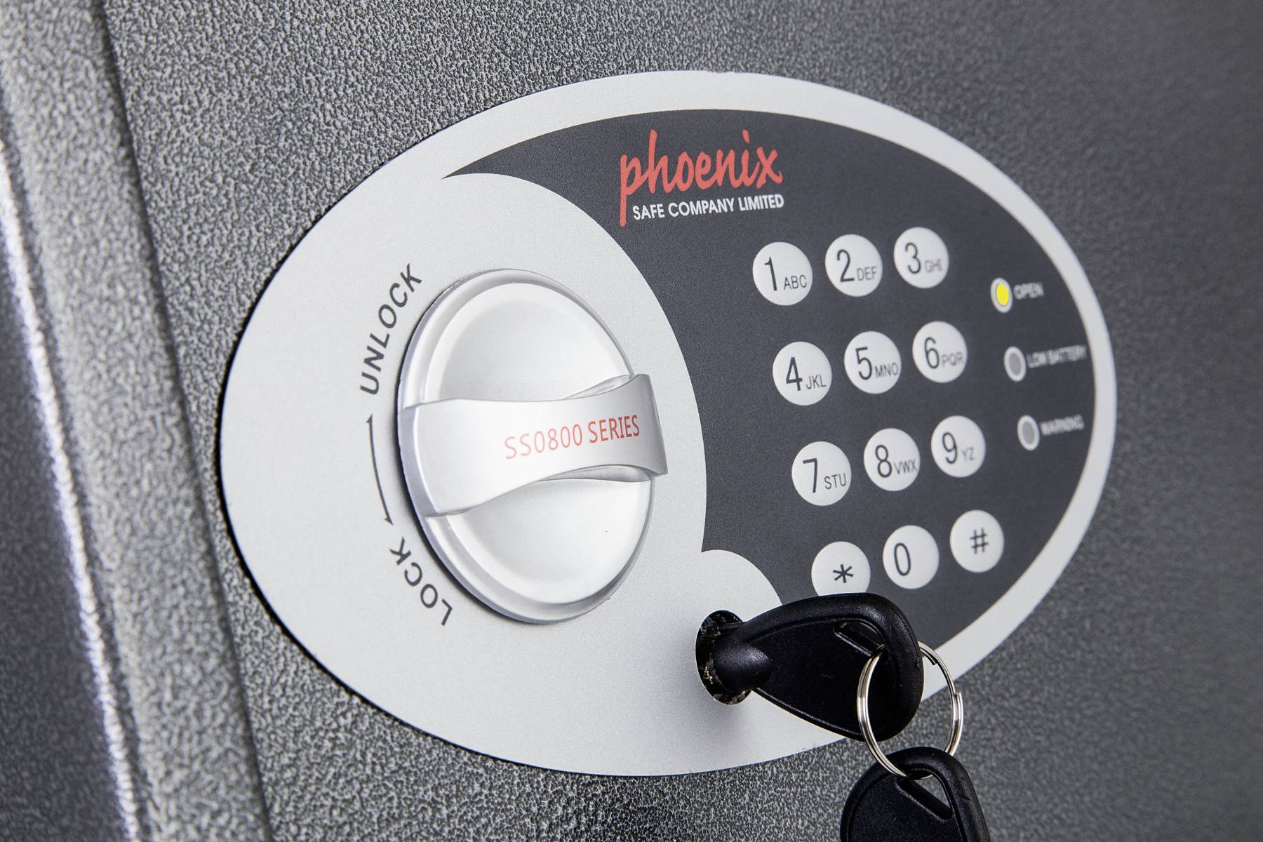 Tresor mit elektronischem Zahlenschloss; Marke 'phoenix'; Zahlentasten und Schlüssel; zeigt Fokus auf Sicherheit und Zugang.