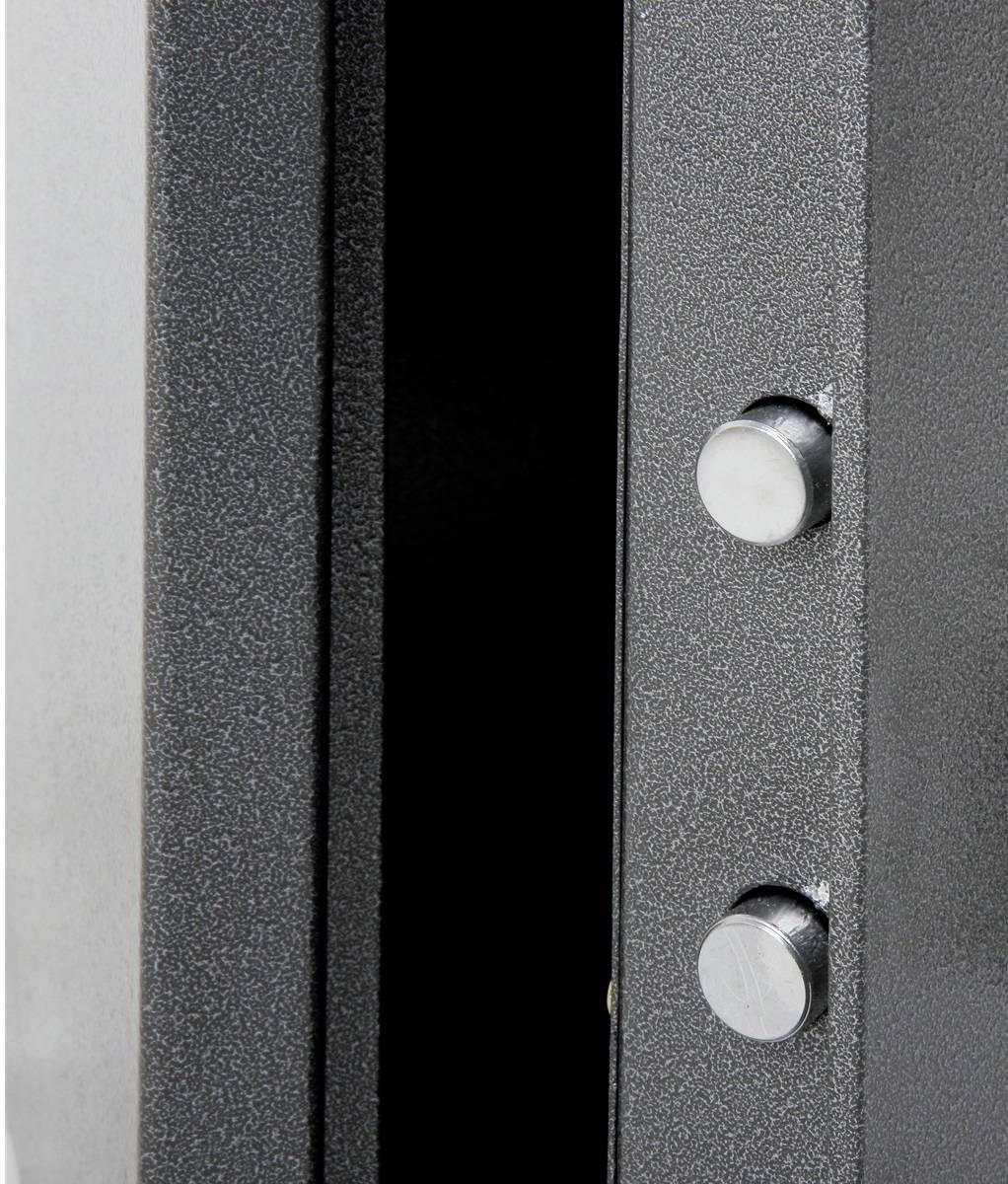 Ein geöffneter Tresor mit sichtbar dickem Metalltürrahmen und sichtbarem Verriegelungsmechanismus mit zwei Bolzen.