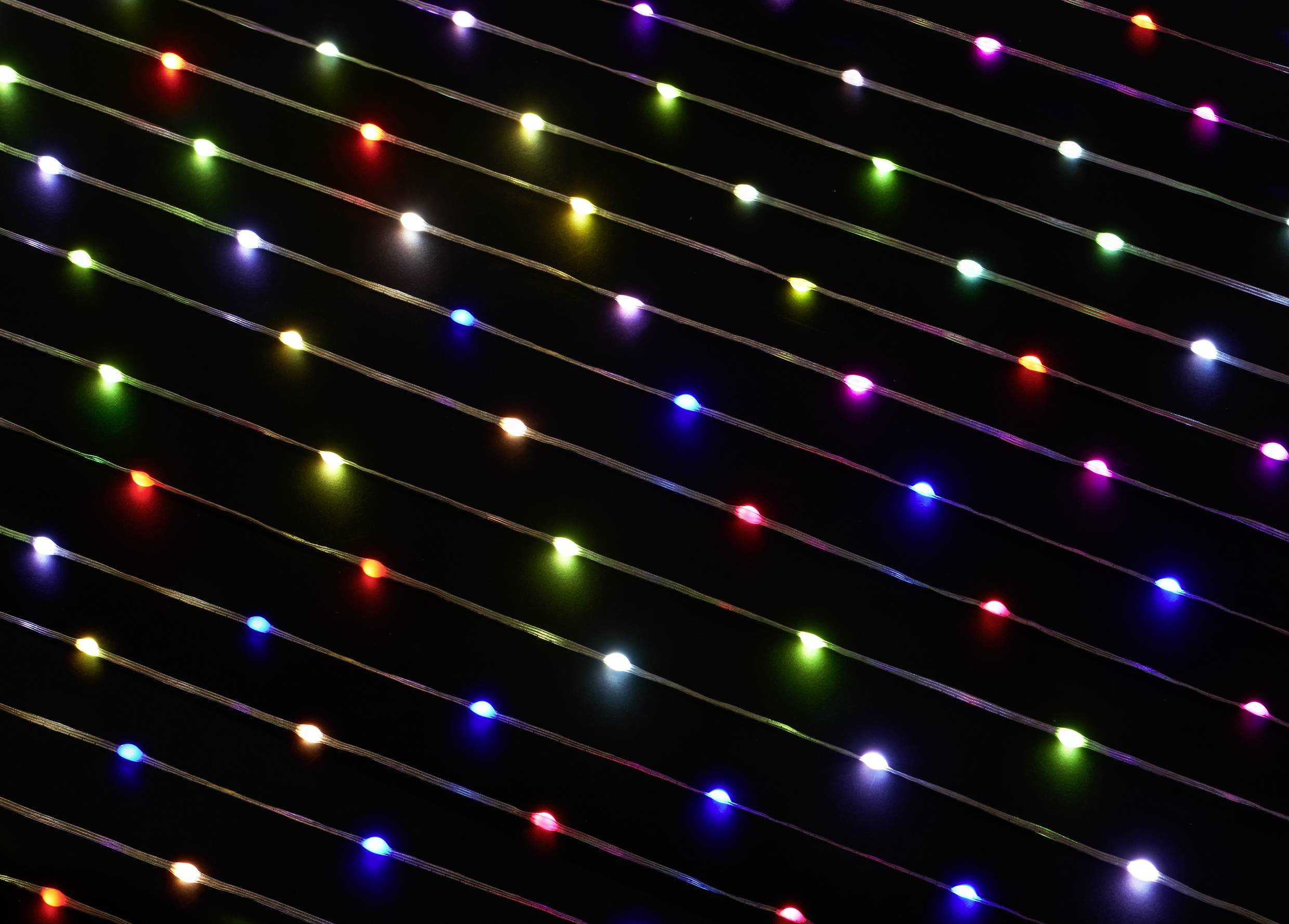 Bunte Lichter auf schwarzen Hintergrund, geordnet in diagonalen Linien.