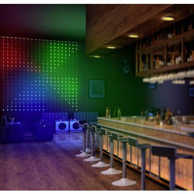 Eine stilvolle Bar mit modernen Stühlen, beleuchtetem Tresen und bunter LED-Wand im Hintergrund; gemütliches Ambiente.