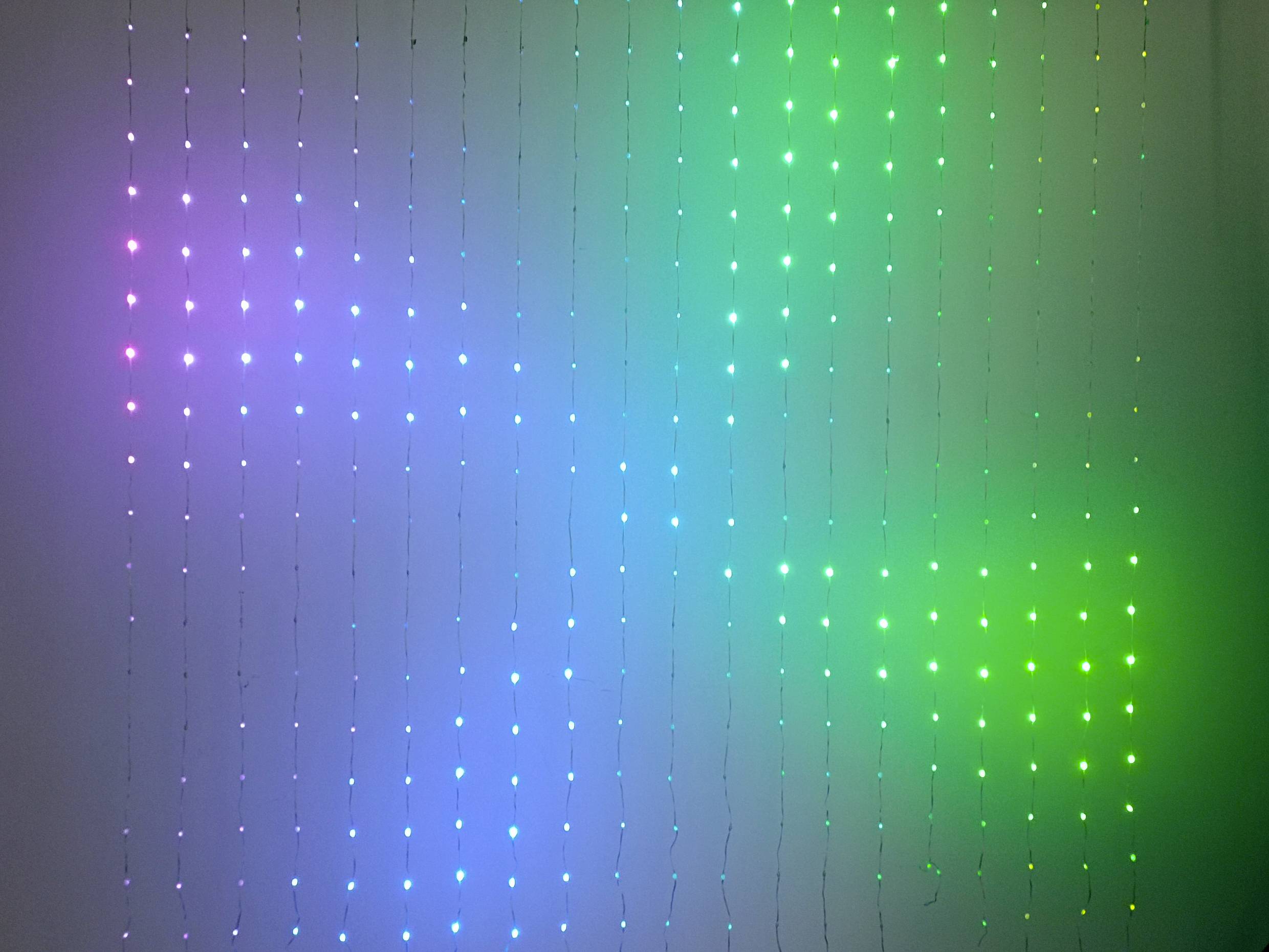 Bunte LED-Lichter in vertikalen Linien, die von links nach rechts lila, blau und grün leuchten.