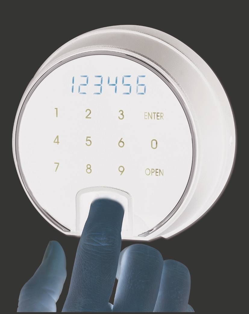 Eine Hand tippt einen Zahlencode auf einem runden, beleuchteten Sicherheitsschloss mit Tastenfeld ein.