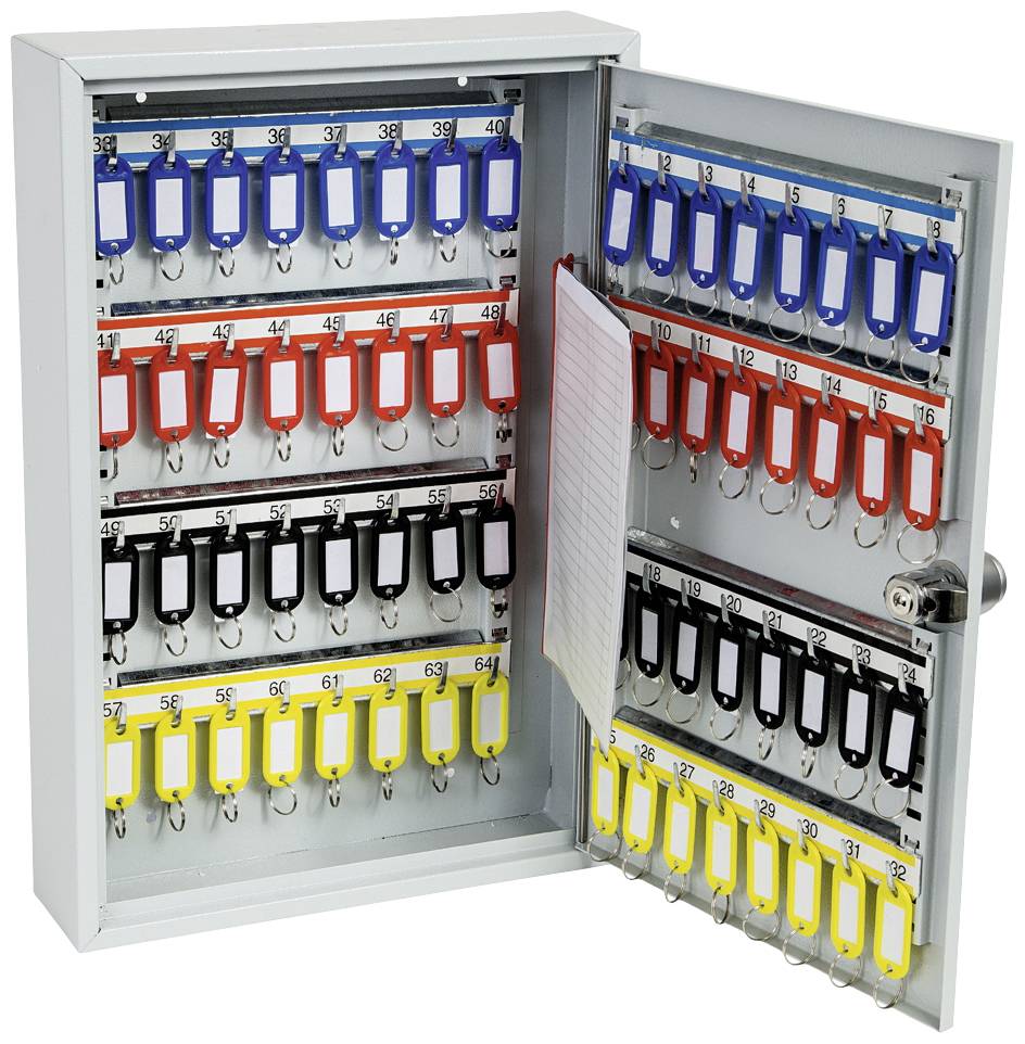 Ein geöffneter Schlüsselkasten mit sechs Reihen bunter, nummerierter Schlüsselanhänger an Haken. Eine Liste hängt an der Tür.