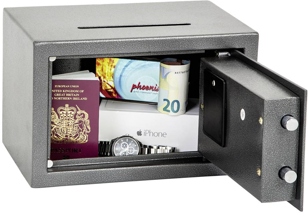 'Offener Safe mit aufbewahrtem Reisepass, gerolltem Geldschein, Uhr und Handyverpackung.'