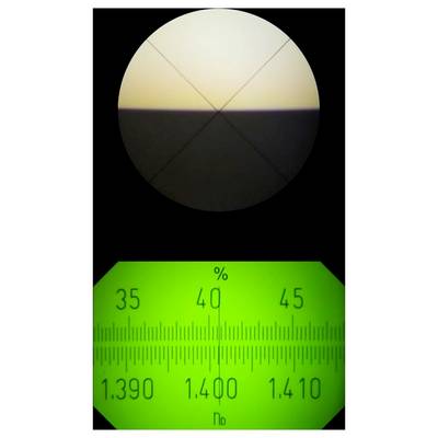 Die Ansicht durch ein kreisförmiges Zielfernrohr zeigt eine Horizontlinie, die in den Fadenkreuzen zentriert ist, mit einer grünen Skala darunter, die mit 35, 40, 45 und 1.390, 1.400, 1.410 beschriftet ist.