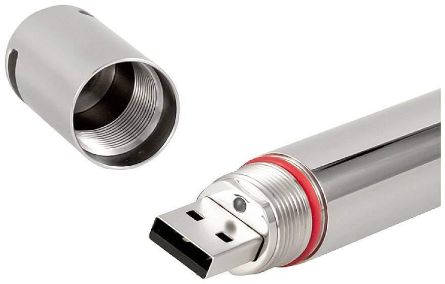 Ein silberner USB-Stick in Zylinderform mit abnehmbarem Deckel, geeignet für Datenspeicherung und Transport.