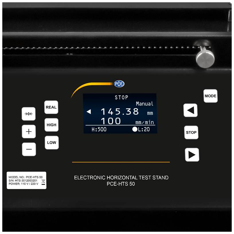Elektronischer horizontaler Prüfstand mit digitalem Display zeigt '145.38 mm' und '100 mm/min'. Knöpfe für Steuerung und Einstellungen.