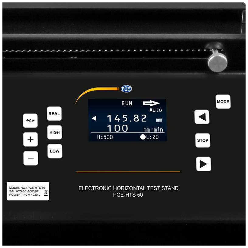 Elektronischer horizontaler Prüfstand mit Display zeigt 'RUN', Geschwindigkeit '145,82 mm/min', Höhe '100 mm'. Bedienelemente links.