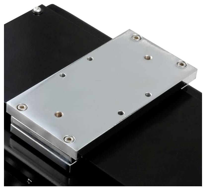 Nahaufnahme einer Metallmontageplatte mit Schrauben auf einer schwarzen mechanischen Basis.