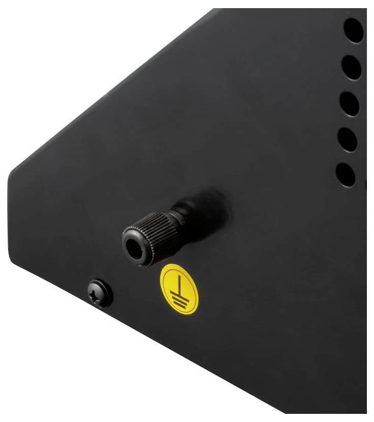 Nahaufnahme einer schwarzen elektronischen Geräteplatte mit einem vorstehenden Anschluss, Belüftungslöchern und einem gelben Erdungssymbol.
