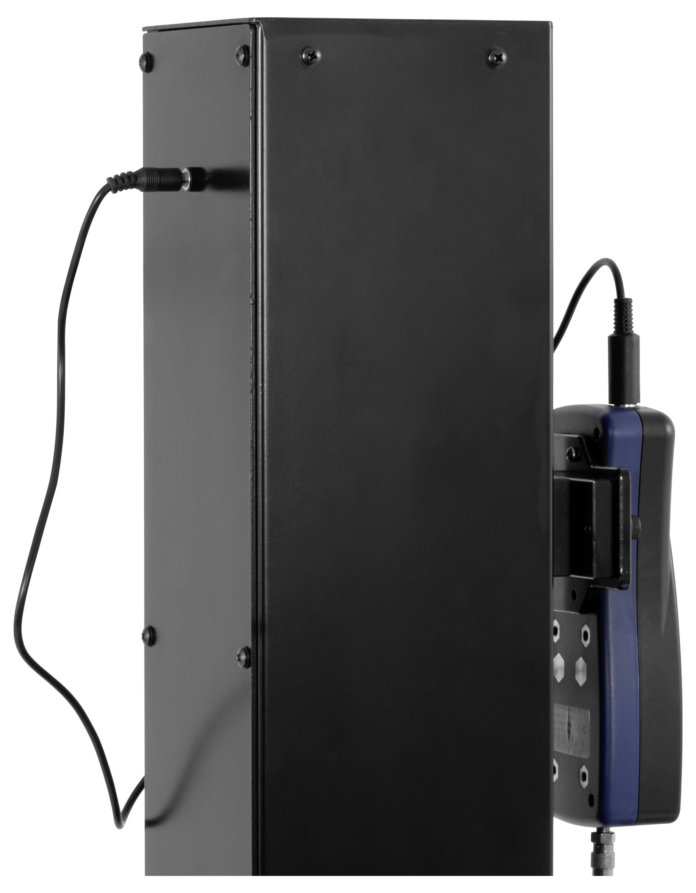Schwarzes elektronisches Gerät mit angeschlossenem Kabel, das ein hohes rechteckiges Modul und eine kleinere seitlich angebrachte Steuereinheit auf weißem Hintergrund zeigt.