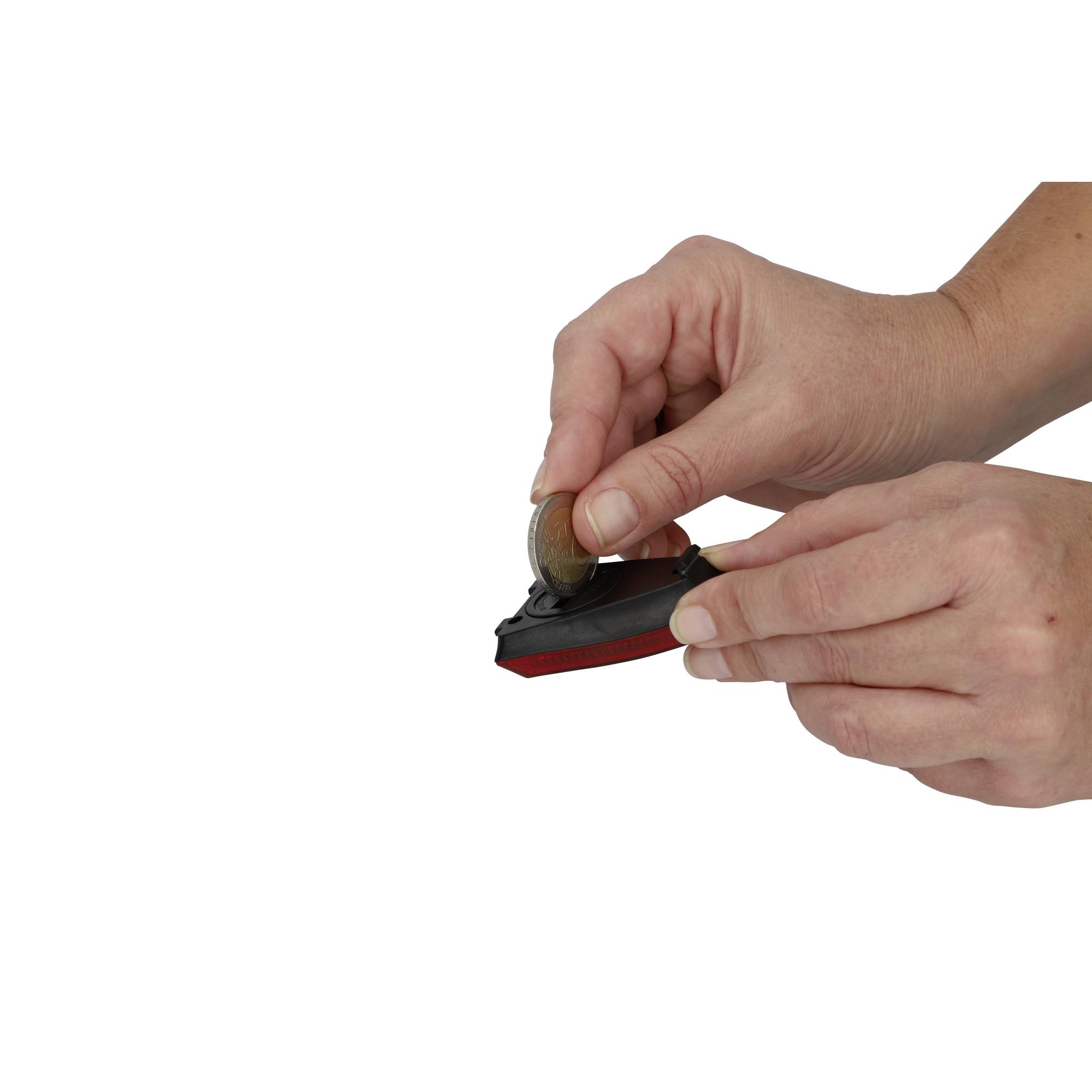 Zwei Hände halten ein schwarzes und rotes Stempelkissen. Die rechte Hand drückt einen runden Stempel darauf.