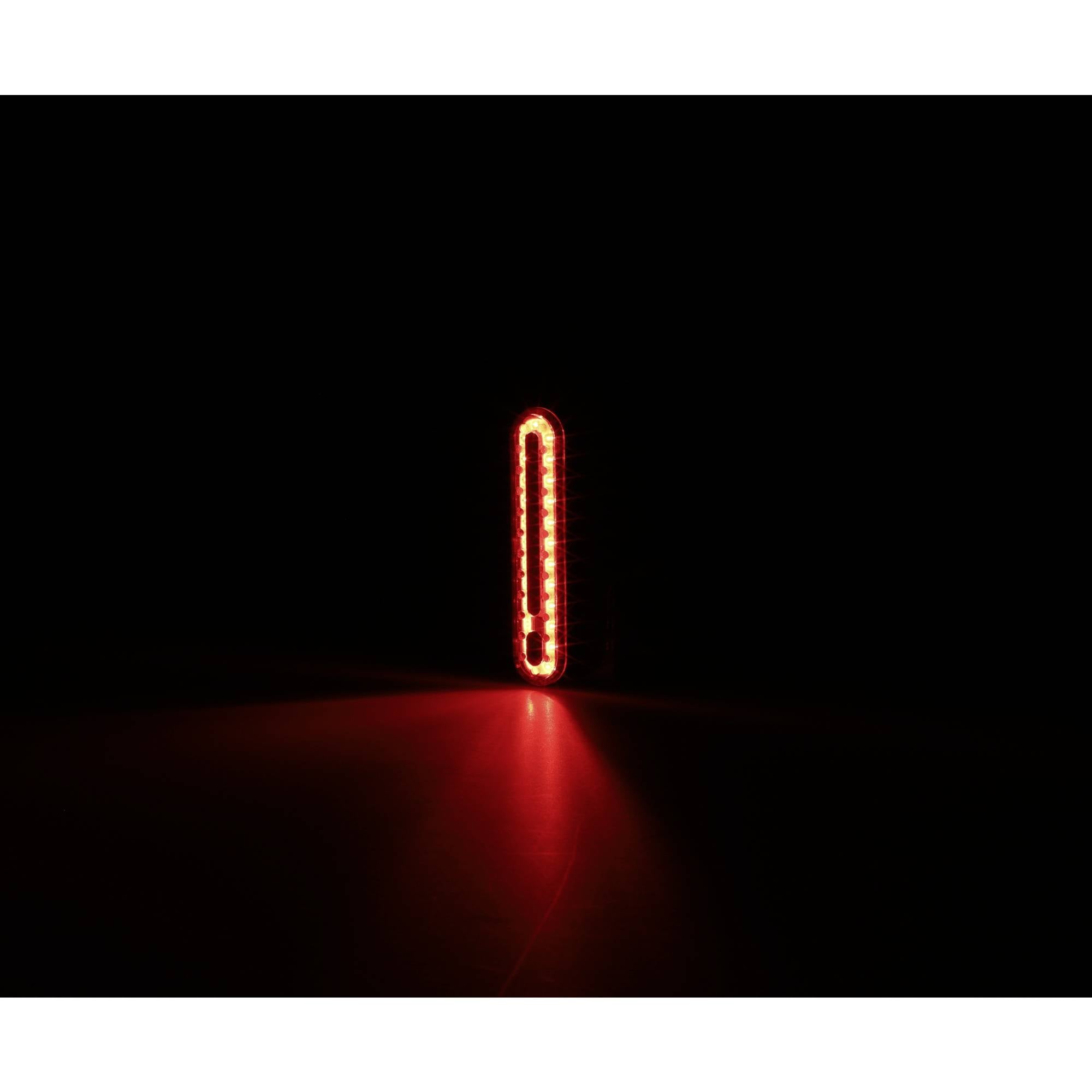 Ein leuchtendes rotes Ausrufezeichen auf schwarzem Hintergrund, das vor Gefahr oder eine wichtige Warnung signalisiert.