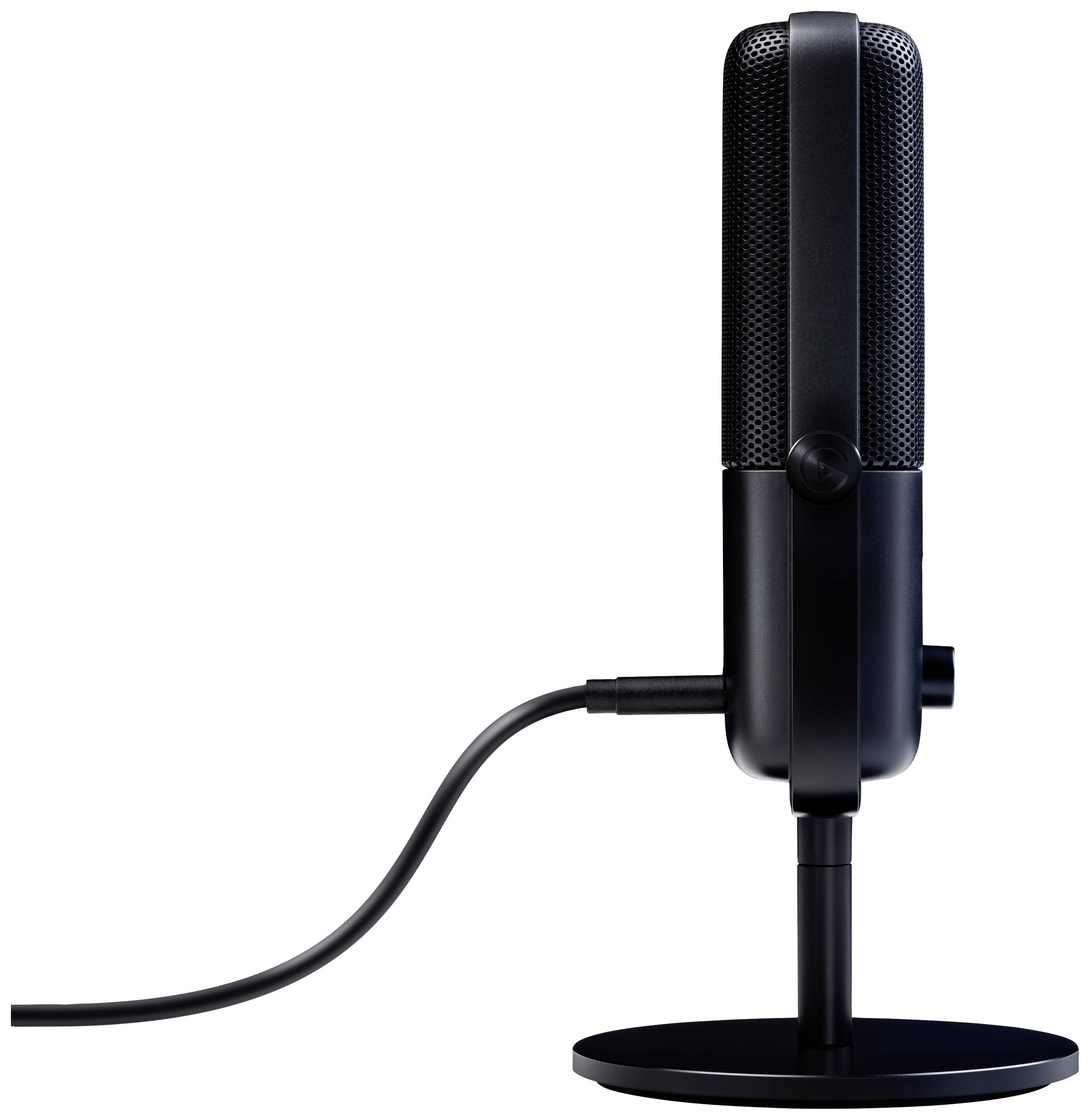 Ein schwarzes Tischmikrofon mit USB-Anschluss steht aufrecht auf einem runden Standfuß. Im Profil zeigt sich das schlichte, moderne Design.