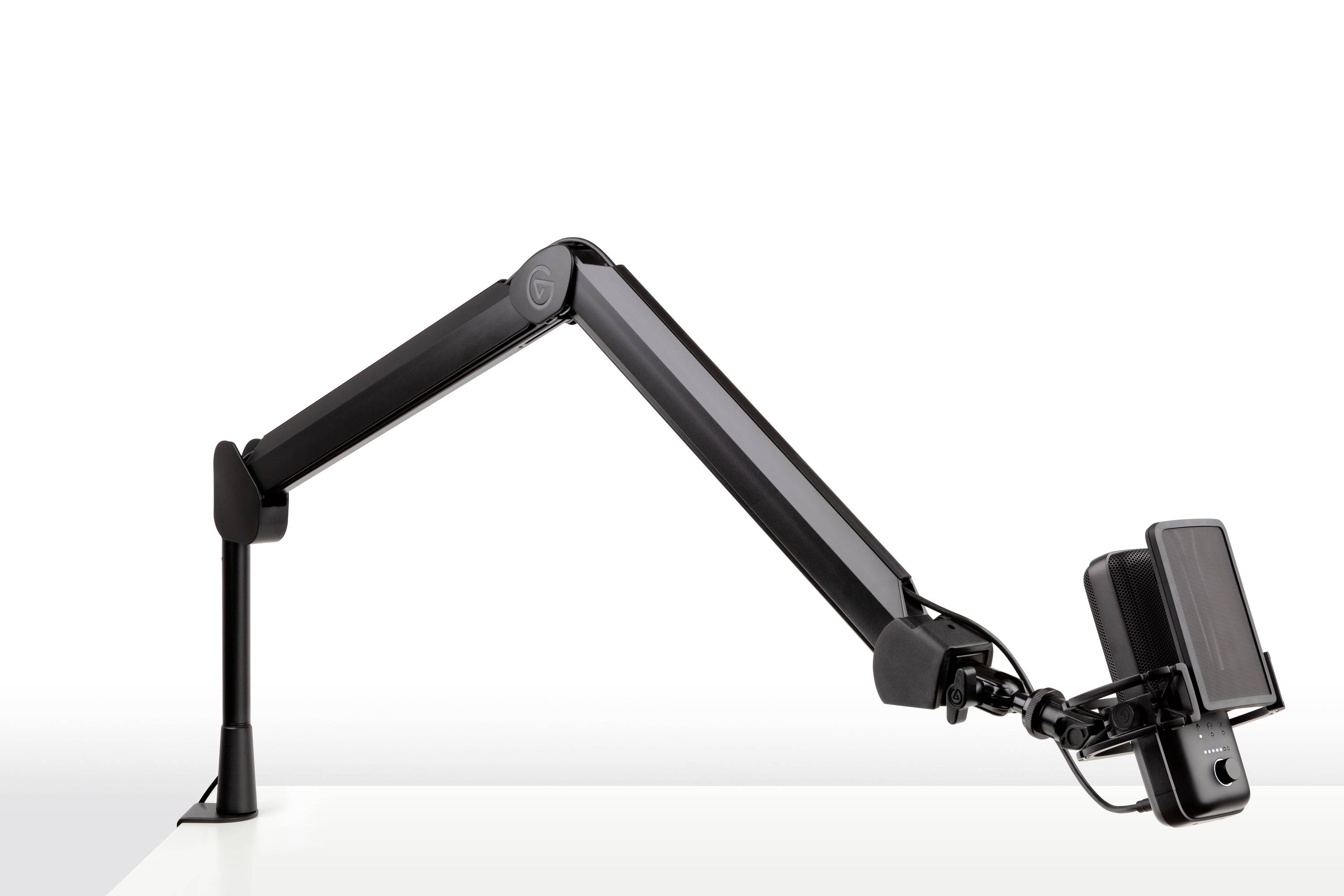 Roboterarm montiert auf Tischkante, hält rechteckiges Objekt; moderner, flexibler Armmechanismus für präzise Bewegungssteuerung.