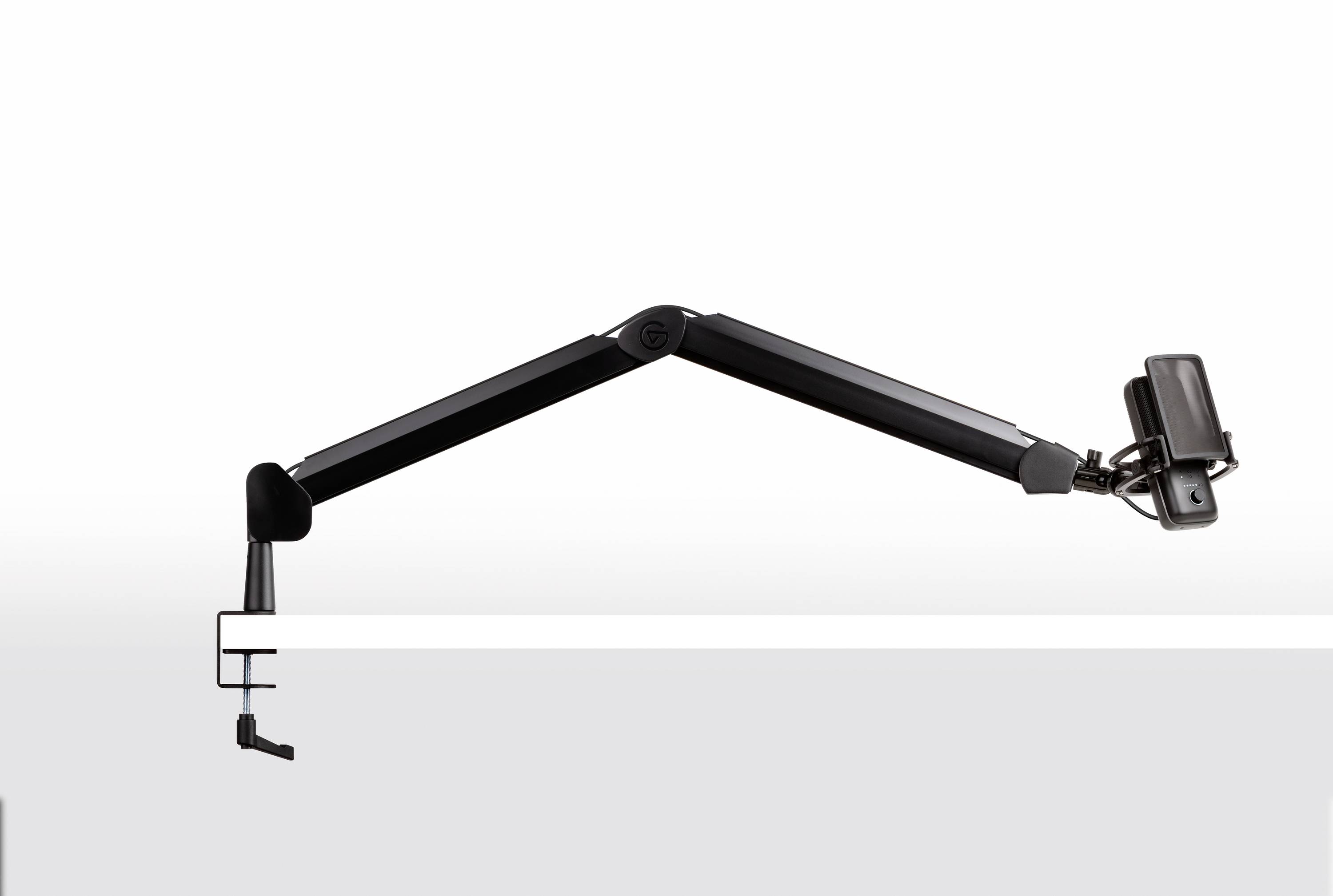 Ein schwarzer, länglicher Schwenkarm ist an einem Tisch befestigt und hält ein kleines Gerät. Der Arm ist verstellbar und flexibel.