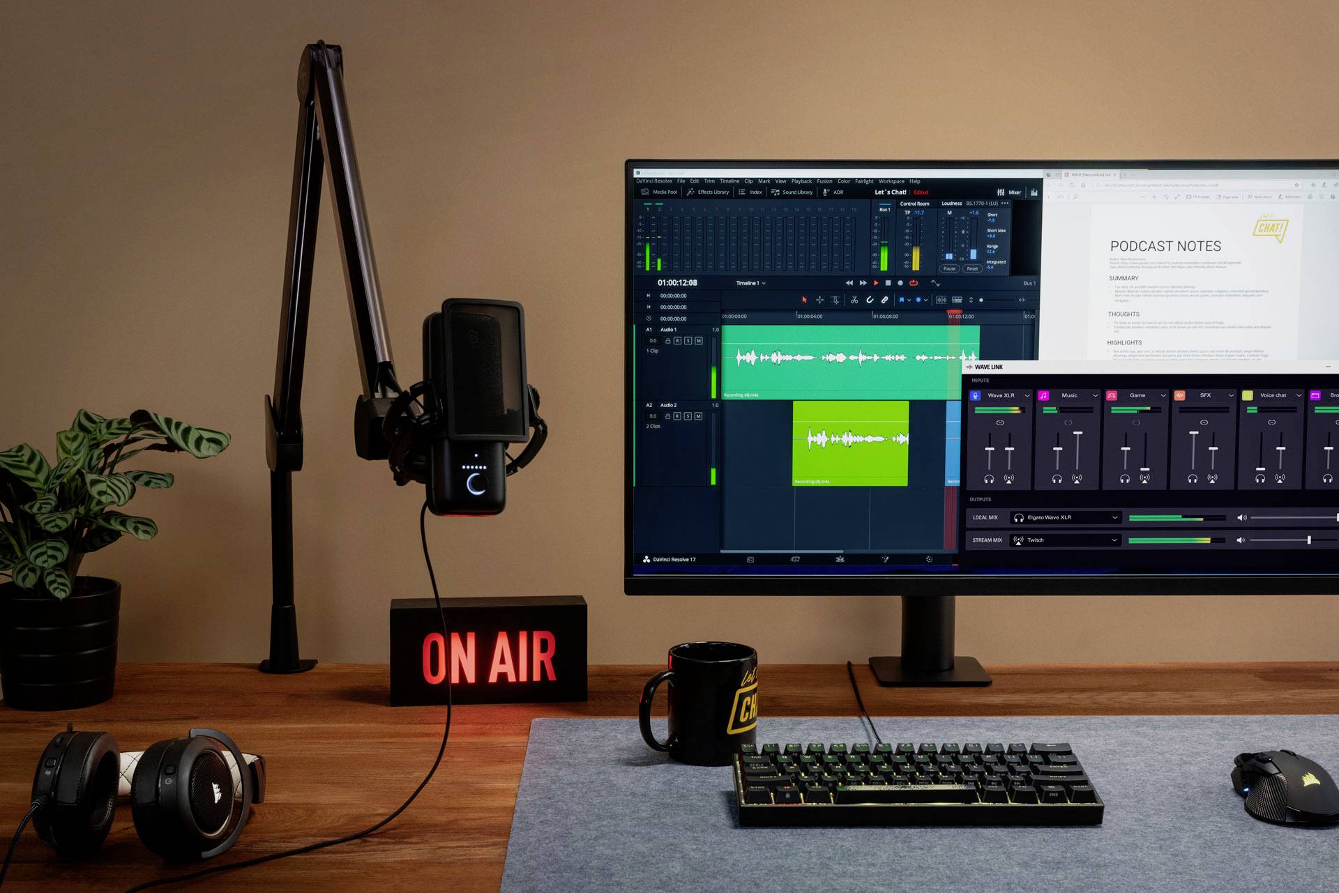 Arbeitsplatz für Podcast-Aufnahme: Mikrofon, Kopfhörer, Bildschirm mit Audio-Software, Notizen geöffnet, 'ON AIR'-Leuchtschild.