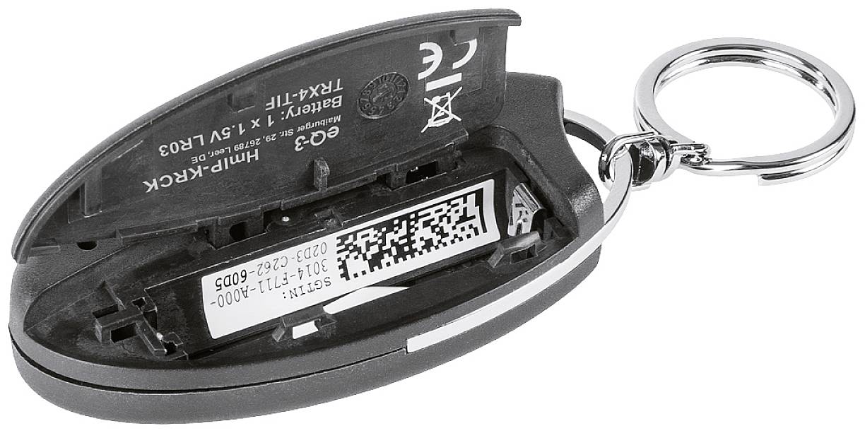 Ein Autoschlüsselgehäuse mit geöffnetem Batteriefach. Sichtbar sind der QR-Code, Batteriefach und ein Schlüsselring.