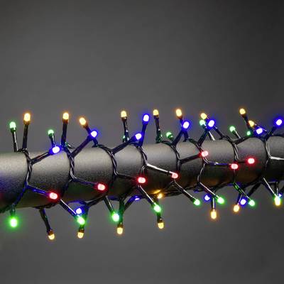 Mehrfarbige Weihnachtslichterketten sind um ein dunkles Rohr gewickelt. Lichter leuchten in Rot, Blau, Grün und Gelb.