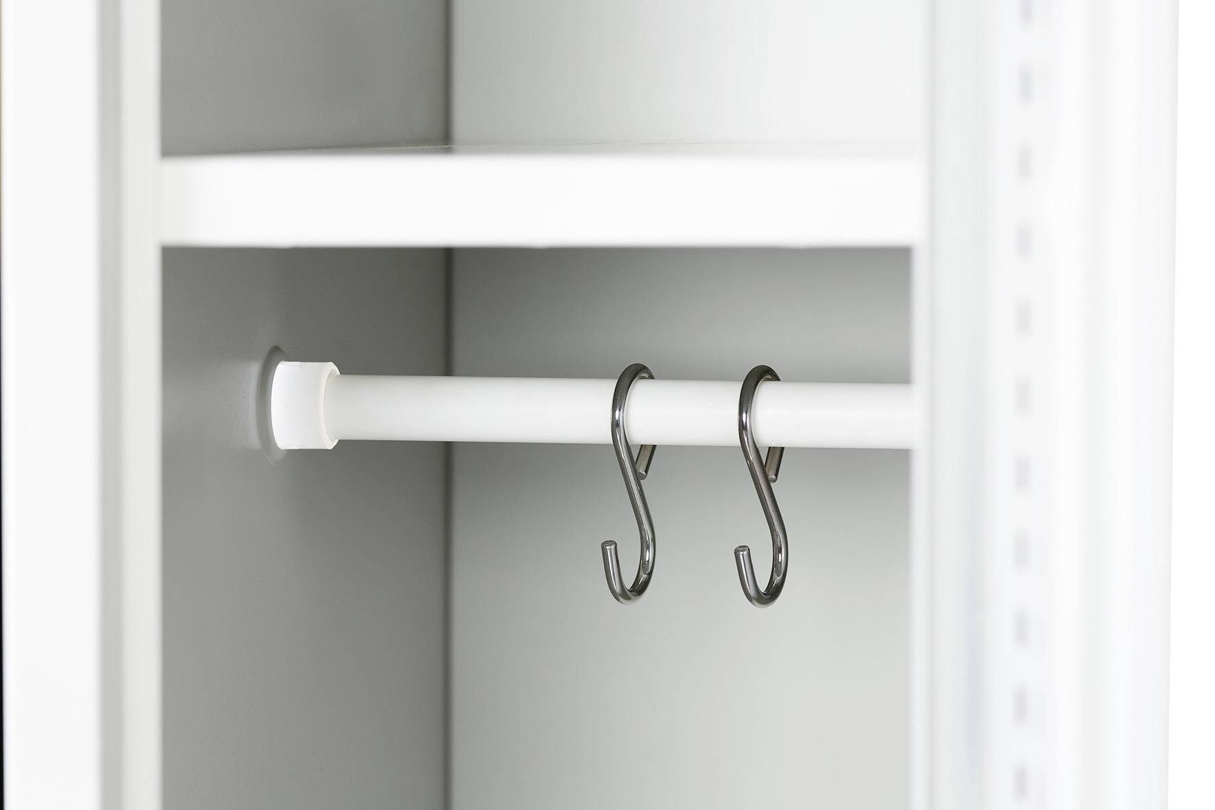 Zwei leere Haken auf einer Kleiderstange in einem offenen, weißen Schrank.