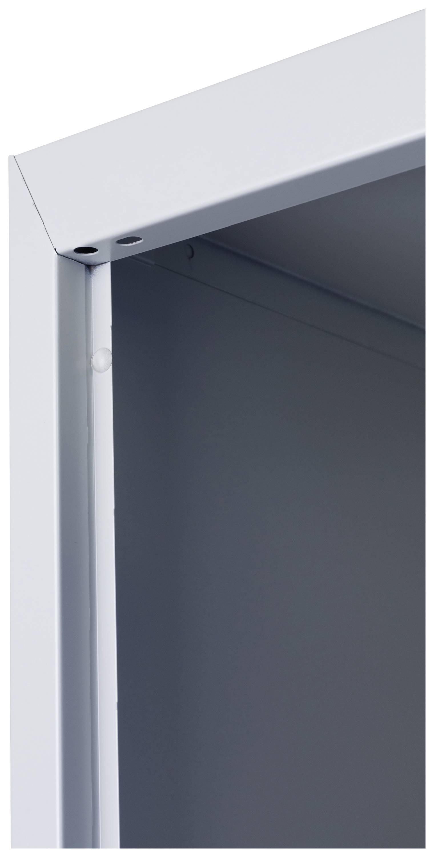 Ein Metallrahmen aus grauem Stahl zeigt eine Ecke eines Gehäuses oder Schranks mit klaren Linien und glatter Oberfläche.