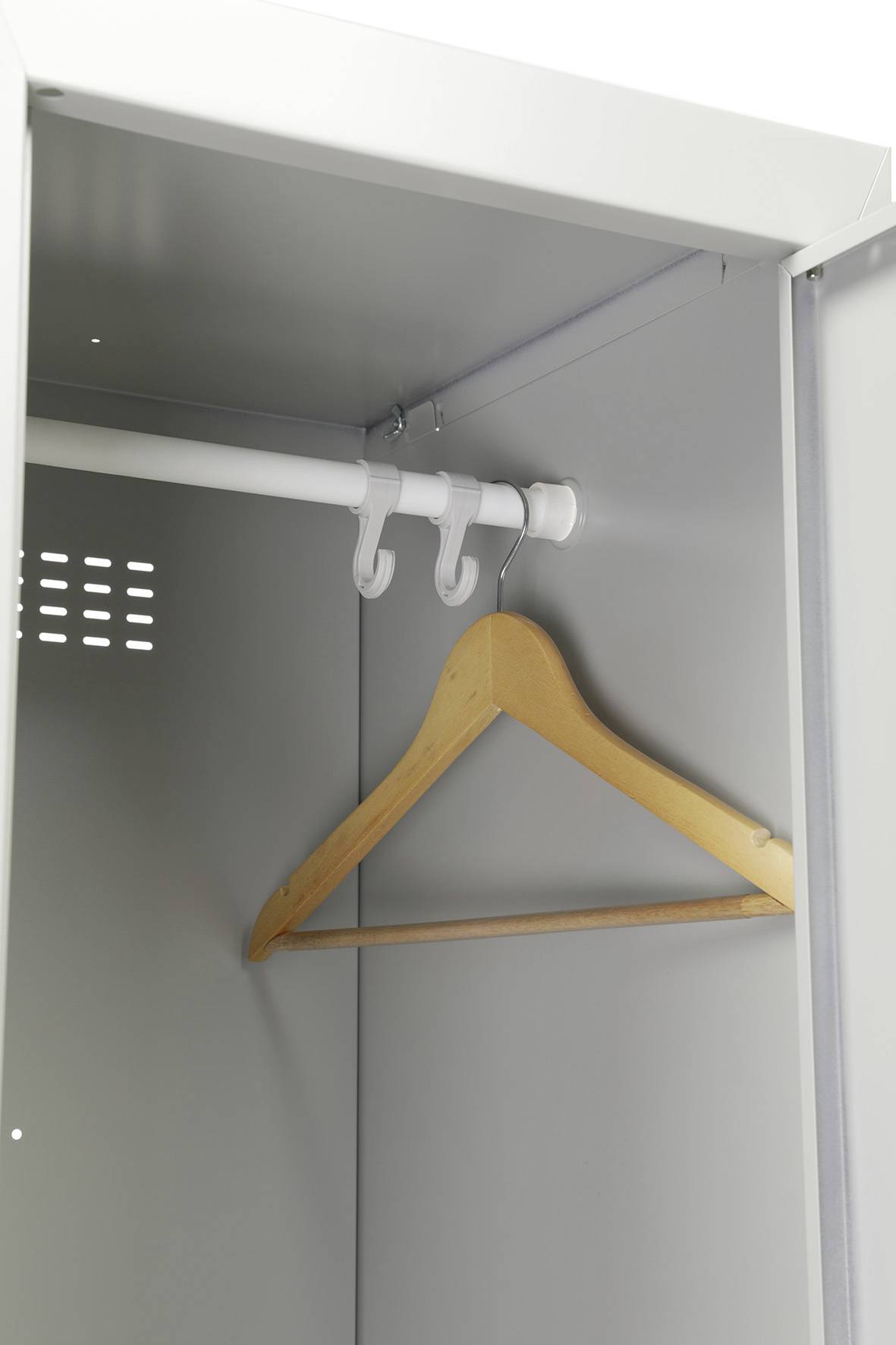 Leerer Schrank mit einem Holzkleiderbügel an einer weißen Stange.