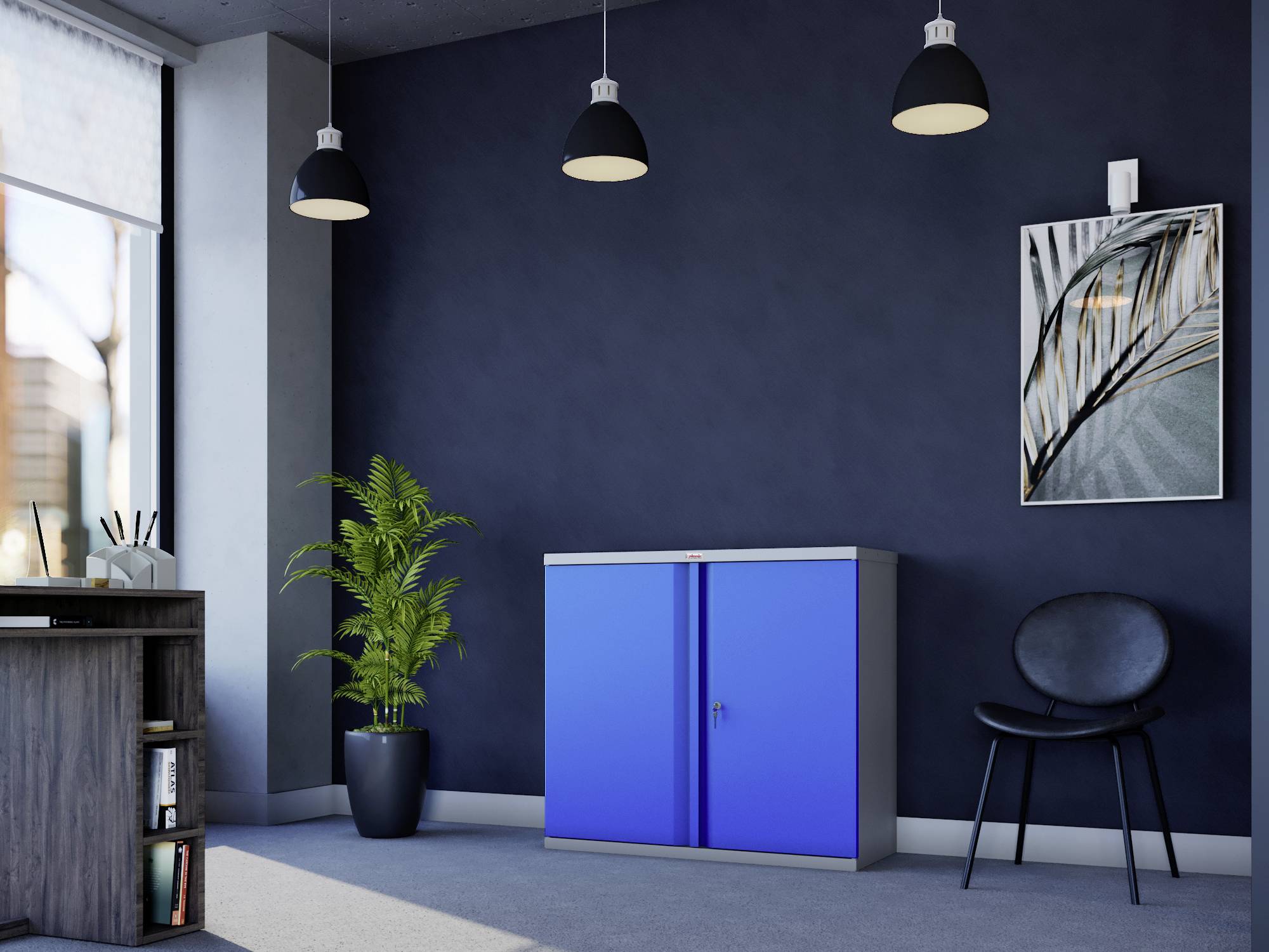 Ein modernes Büro mit blauer Wand, drei schwarzen Hängelampen, einem blauen Schrank, einem schwarzen Stuhl und einer grünen Pflanze.
