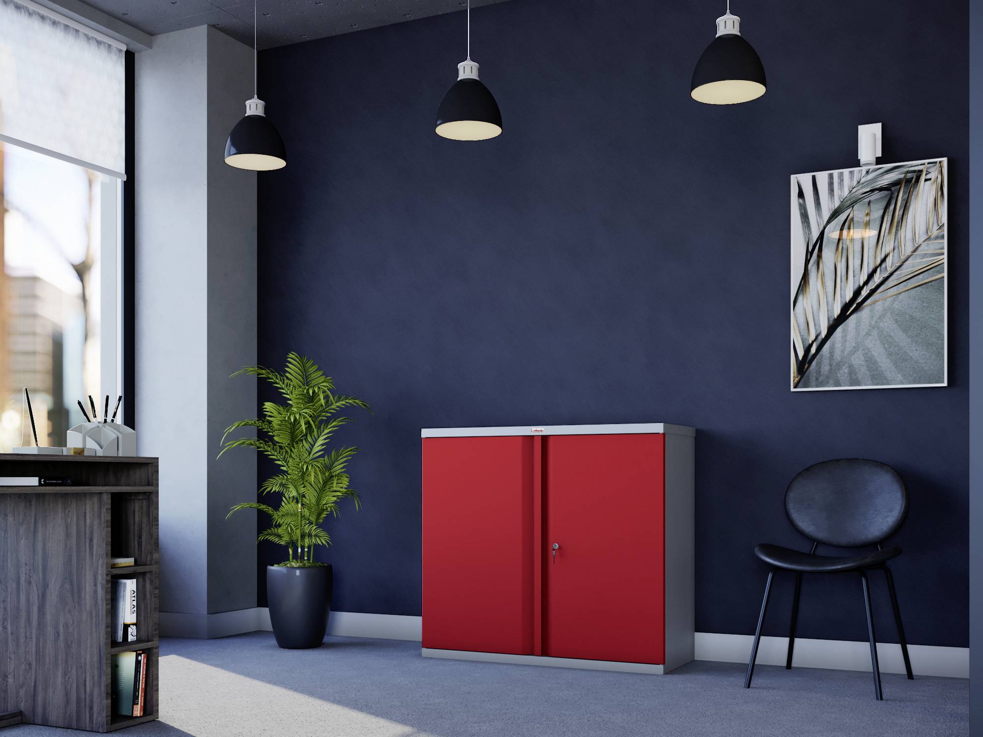 Moderner Büroraum mit dunkelblauer Wand, rotem Aktenschrank, schwarzem Stuhl und Topfpflanze. An der Wand hängt ein Blattkunstwerk.