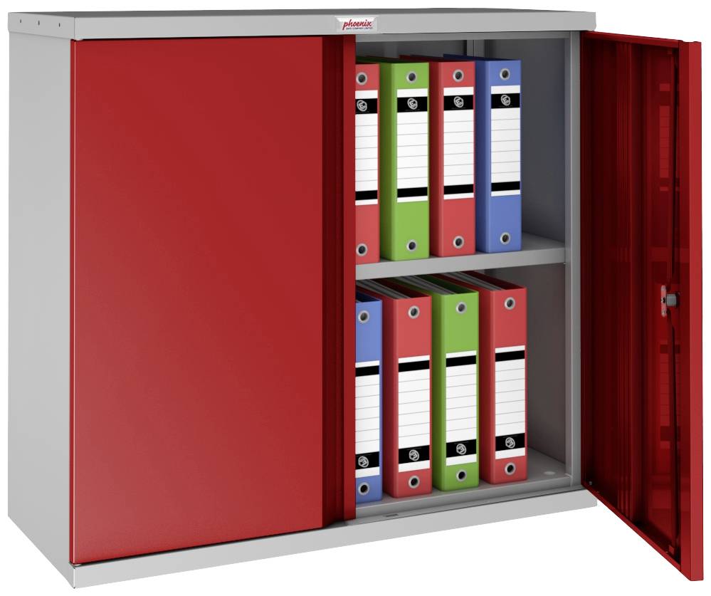 Metallschrank mit zwei Fachböden. Enthält Aktenordner in Rot, Grün und Blau. Eine Schiebetür ist geöffnet und zeigt den Inhalt.