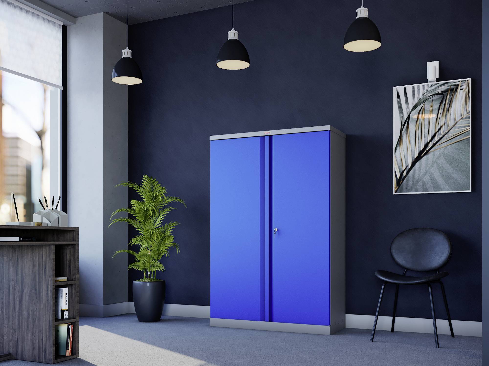 Büro mit blauem Aktenschrank, schwarzem Stuhl, Topfpflanze auf grauem Boden und Tisch links. Dunkelgraue Wände, drei Hängeleuchten.